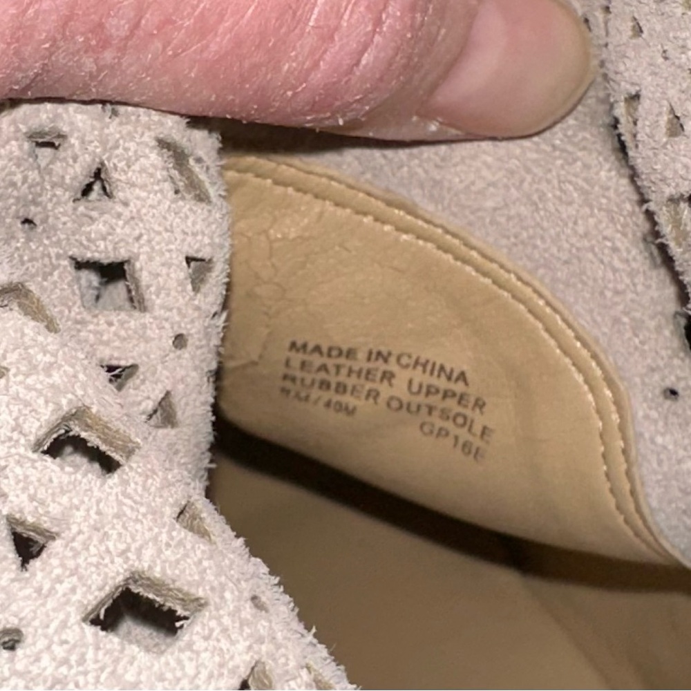 Michael Michael Kors “Sunny” Beige Suede Lasercut Boots - size 9 UVGC - Picture 5 of 5